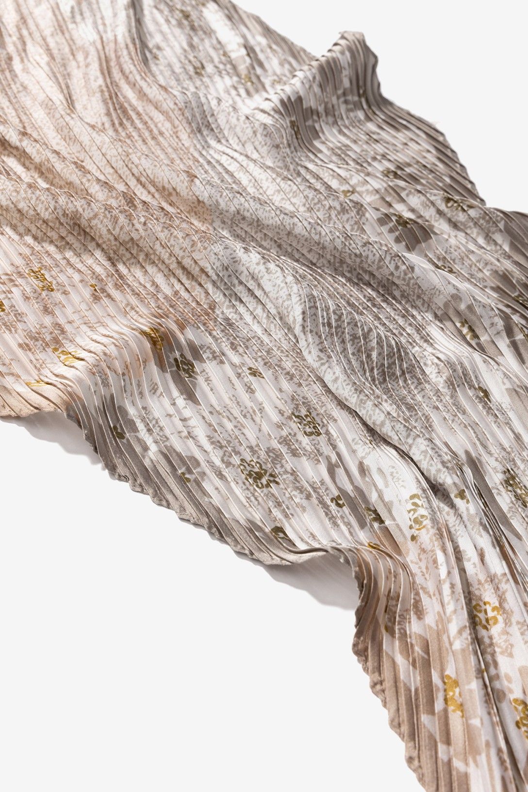 Bandana plisada estampada Vilanova para mujer en tonos beige con detalles dorados y acabado plisado.