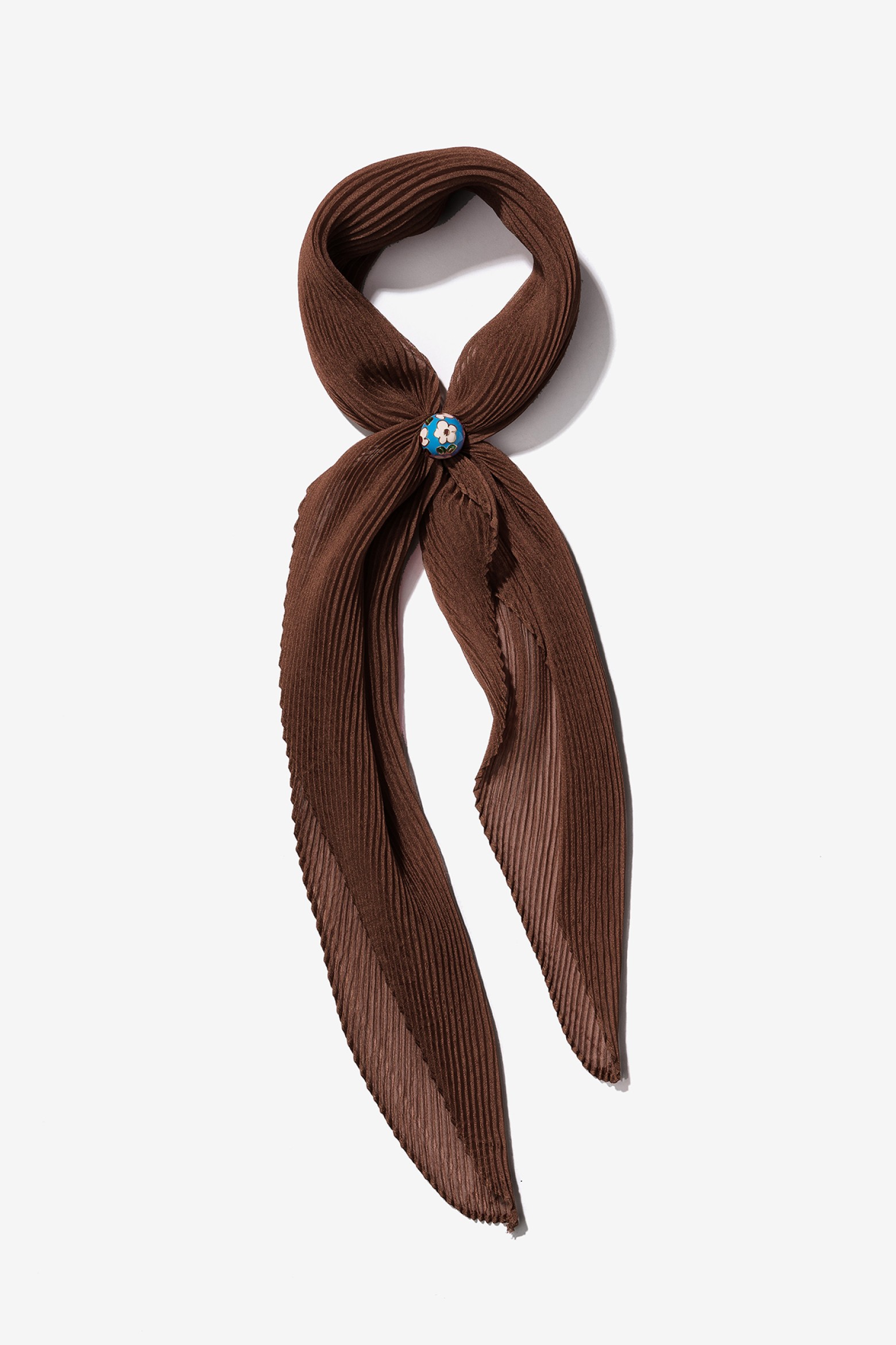 Bandana plisada marrón Vilanova con broche decorativo de flores multicolor y tejido ligero con acabado plisado.