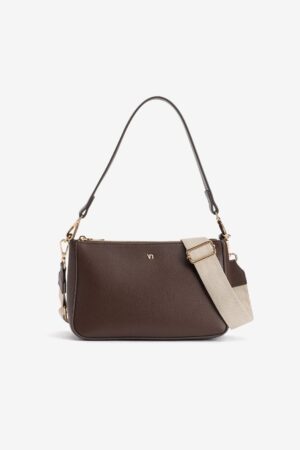 Bolso chocolate Vilanova para mujer con asa corta, bandolera ajustable, cierre de cremallera y detalles metálicos dorados.