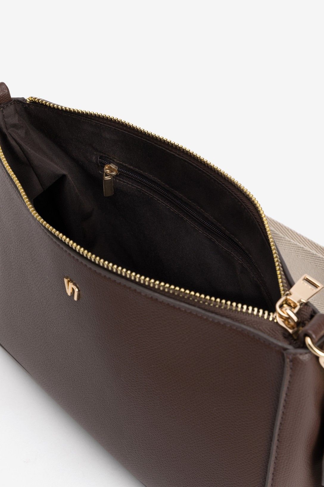Bolso chocolate Vilanova para mujer con asa corta, bandolera ajustable, cierre de cremallera y detalles metálicos dorados.