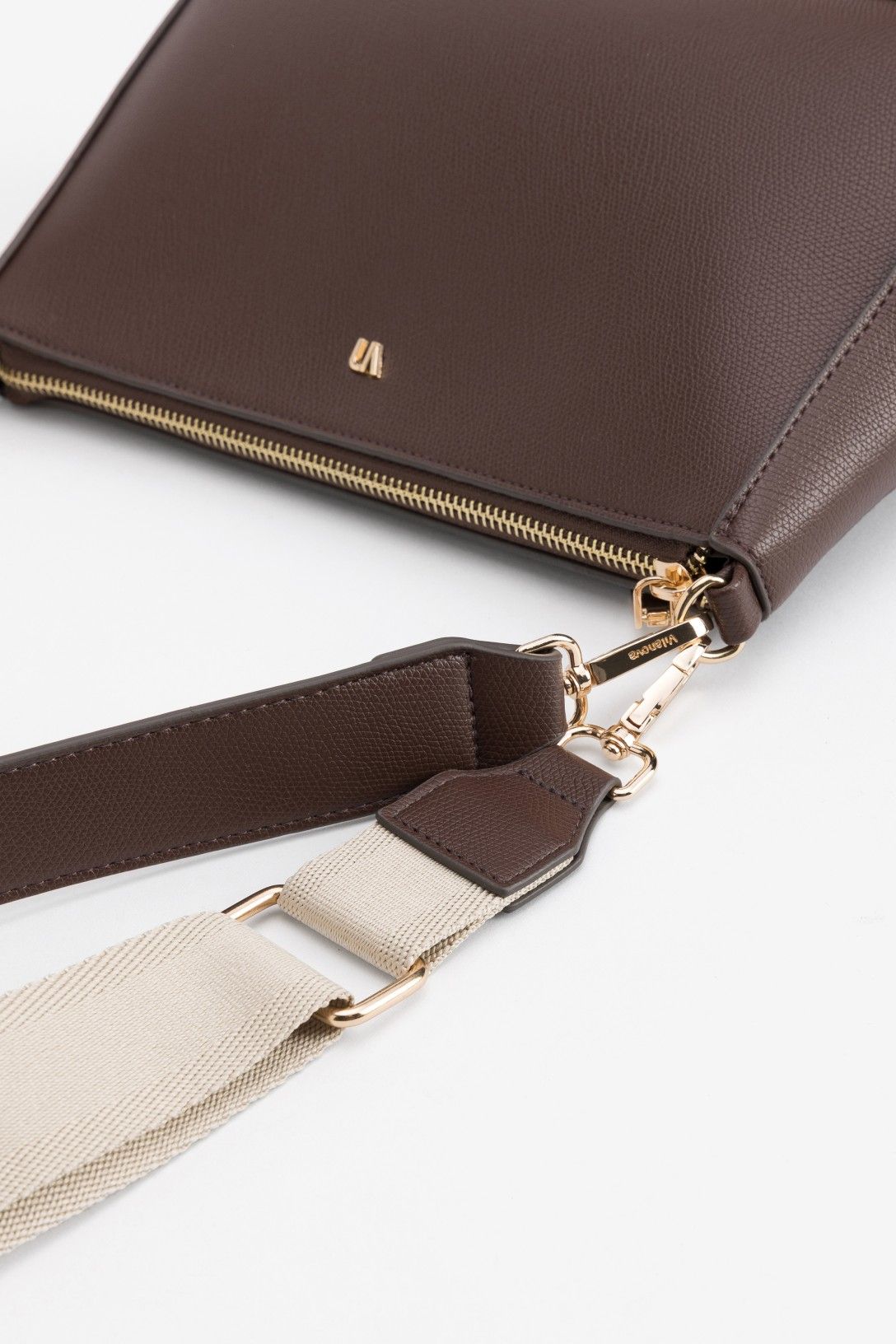 Bolso chocolate Vilanova para mujer con asa corta, bandolera ajustable, cierre de cremallera y detalles metálicos dorados.