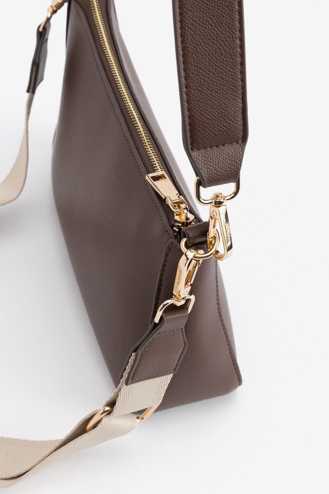 Bolso chocolate Vilanova para mujer con asa corta, bandolera ajustable, cierre de cremallera y detalles metálicos dorados.