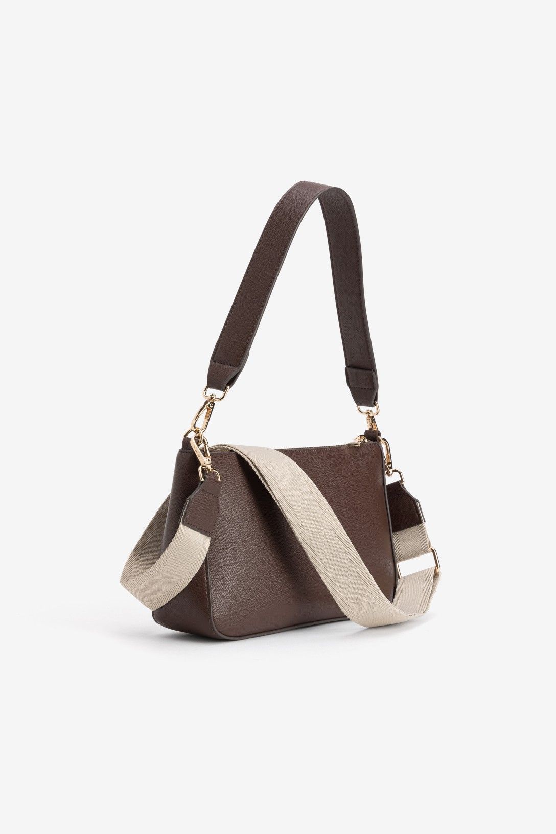 Bolso chocolate Vilanova para mujer con asa corta, bandolera ajustable, cierre de cremallera y detalles metálicos dorados.