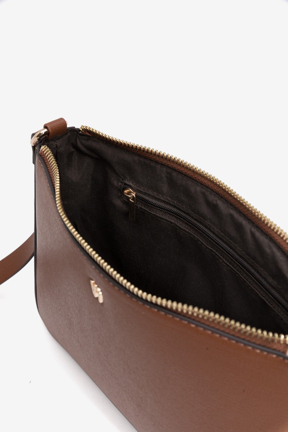Bolso bandolera camel Vilanova con acabado texturizado