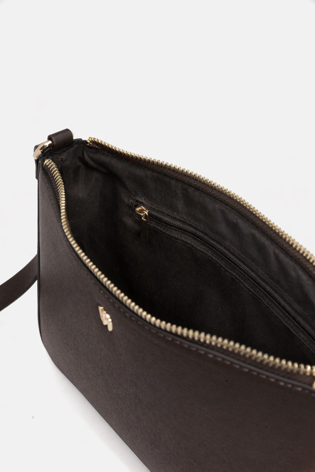 Bolso bandolera marrón Vilanova con correa ajustable, cierre de cremallera, bolsillo interior y diseño minimalista para uso diario.