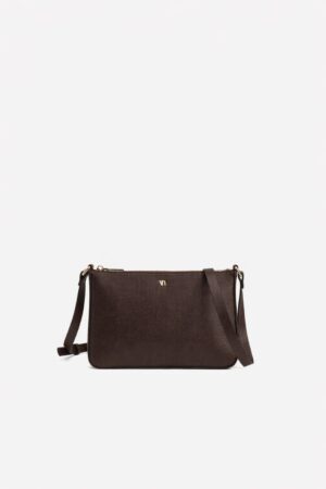 Bolso bandolera marrón Vilanova con correa ajustable, cierre de cremallera, bolsillo interior y diseño minimalista para uso diario.