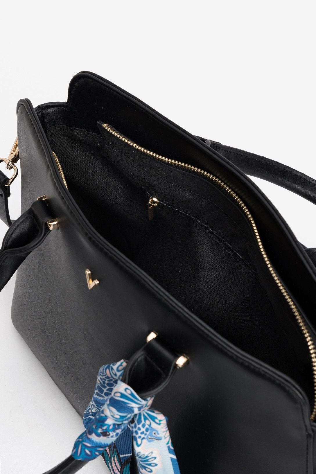 Bolso City negro de Vilanova para mujer con pañuelo decorativo azul, doble asa de mano y correa bandolera ajustable.