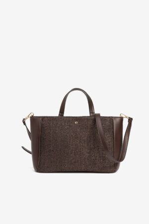 Bolso City Shopper Vilanova marrón con textura trenzada, doble asa de mano, bandolera ajustable y cierre superior de cremallera.
