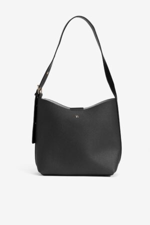 Bolso de hombro negro Vilanova con asa regulable, hebillas doradas y neceser interior extraíble.