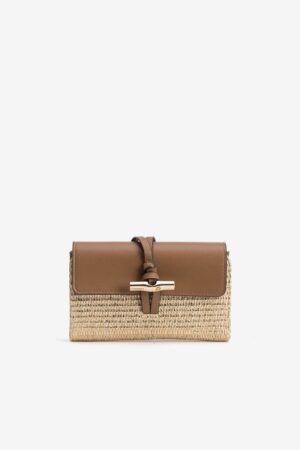 Cartera rafia dorada de Vilanova con detalles camel, cierre de broche metálico, compartimentos interiores y correa extraíble para mujer.