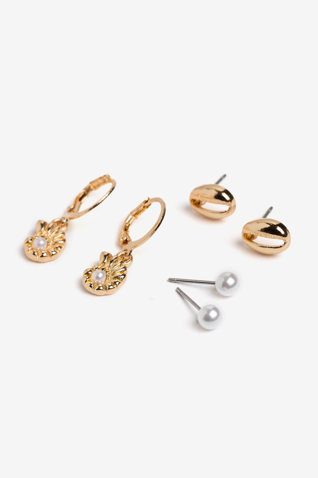 Pack de pendientes dorados para mujer de Vilanova con diseño de perla, aro con concha marina y pendiente ovalado dorado.