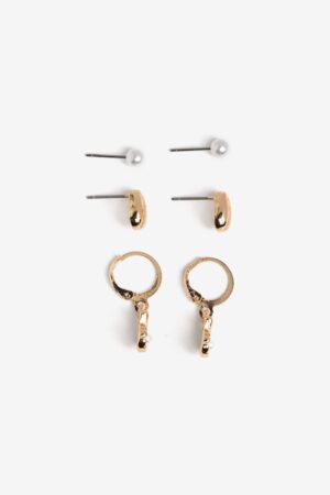 Pack de pendientes dorados para mujer de Vilanova con diseño de perla, aro con concha marina y pendiente ovalado dorado.