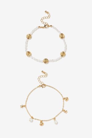 Pack de tobilleras Mar de Perlas Vilanova con perlas blancas, detalles dorados, espirales, conchas y estrellas de mar.