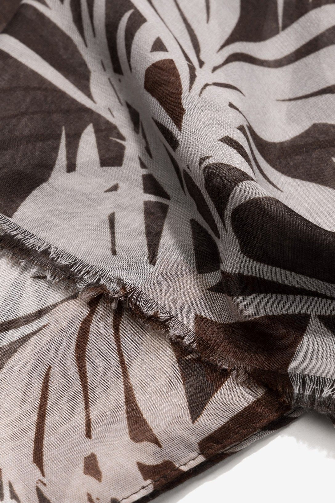 Pañuelo estampado Vilanova para mujer con diseño tropical de hojas y tejido ligero de poliéster.