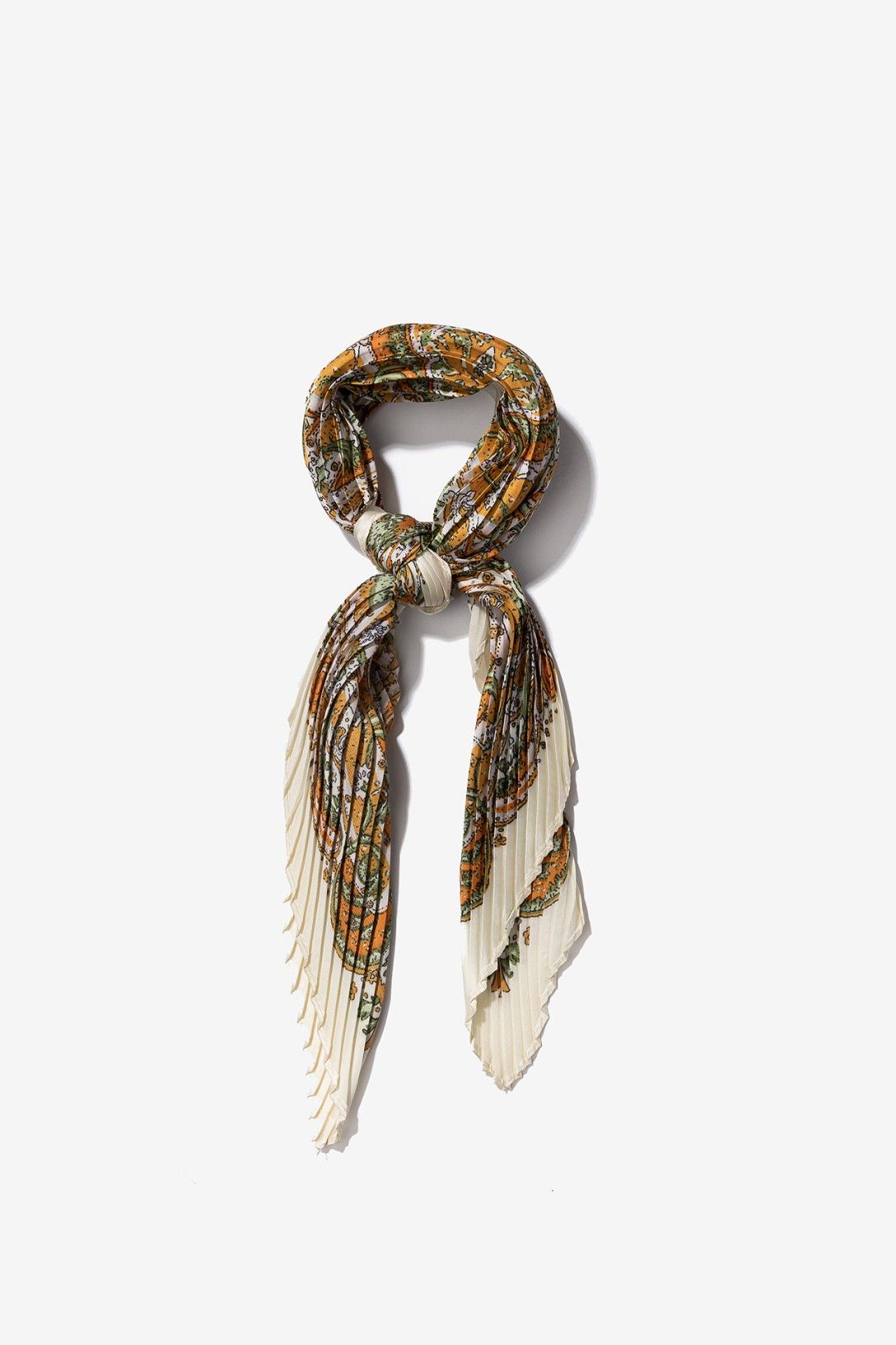 Pañuelo plisado estampado paisley de Vilanova en tonos tierra, verde y crema con acabado ligero y elegante.