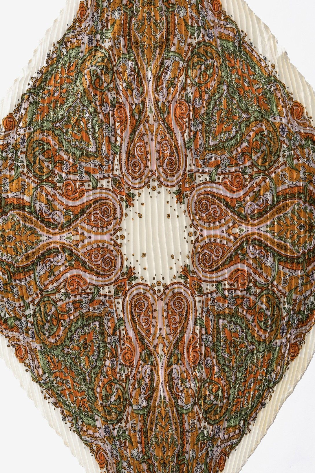 Pañuelo plisado estampado paisley de Vilanova en tonos tierra, verde y crema con acabado ligero y elegante.
