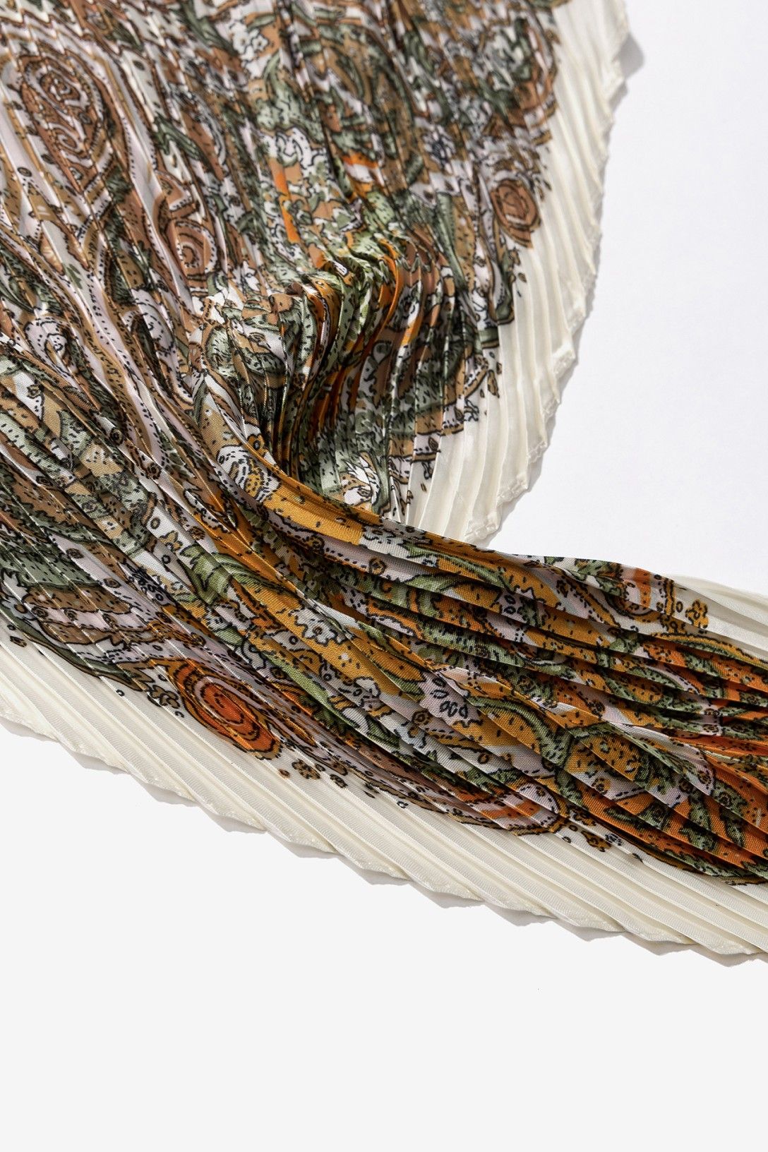Pañuelo plisado estampado paisley de Vilanova en tonos tierra, verde y crema con acabado ligero y elegante.