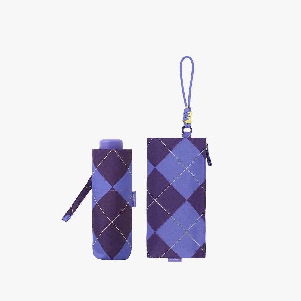 Paraguas plegable Clima con estampado de cuadros lila y morado e incluye estuche a juego para guardar y transportar cómodamente.