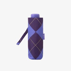 Paraguas plegable Clima con estampado de cuadros lila y morado e incluye estuche a juego para guardar y transportar cómodamente.