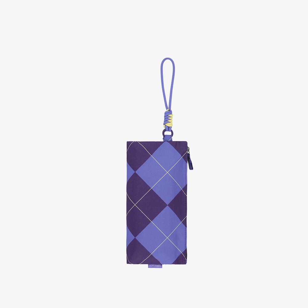 Paraguas plegable Clima con estampado de cuadros lila y morado e incluye estuche a juego para guardar y transportar cómodamente.