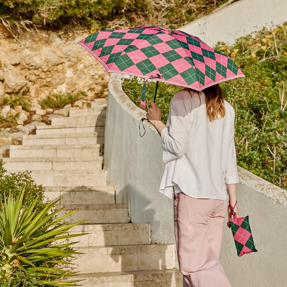 Paraguas plegable Clima con estampado de cuadros rosa y verde, diseño compacto y funda a juego para transportar cómodamente.
