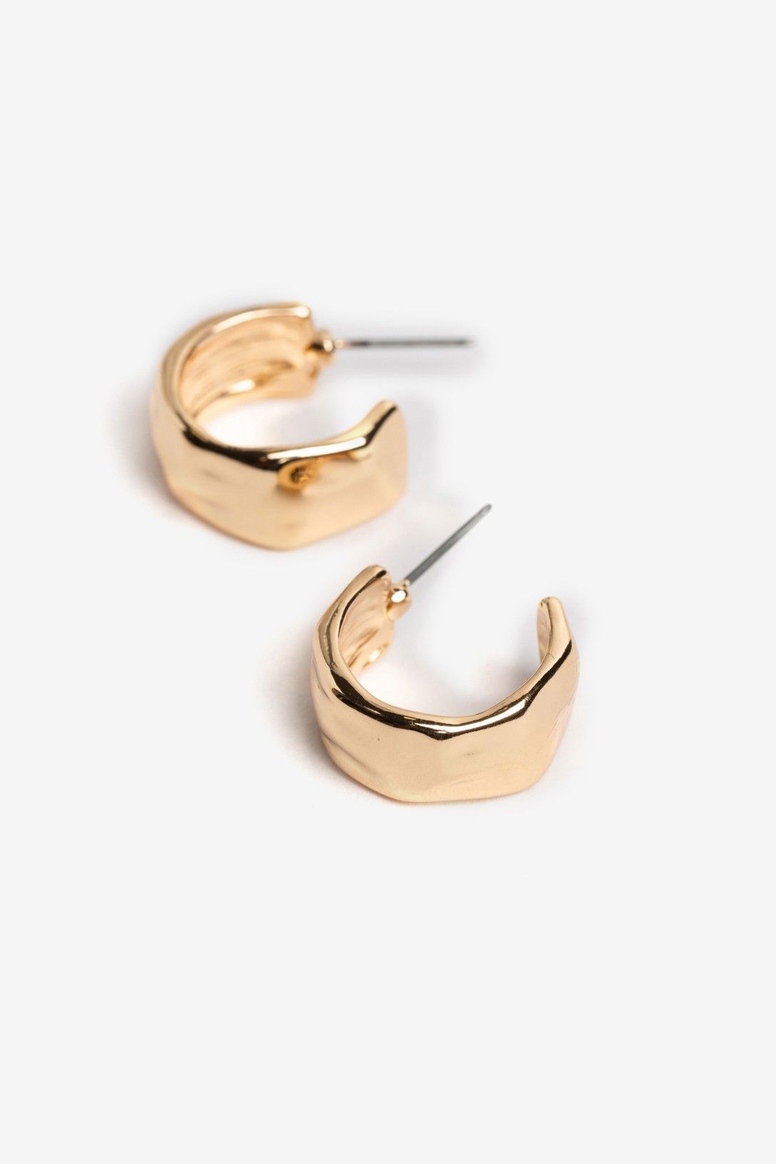 Pendientes aro dorado texturizado Vilanova con acabado brillante y diseño moderno.