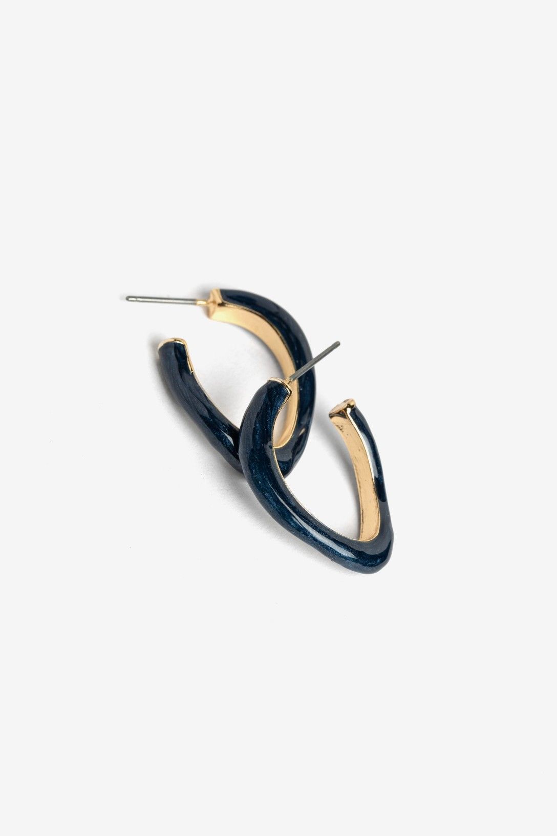 Pendientes aro irregular Vilanova para mujer con diseño orgánico y acabado esmaltado de estilo moderno y elegante.