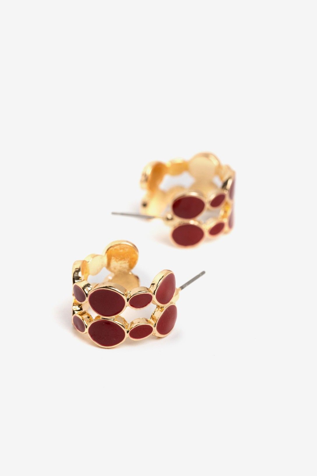 Pendientes círculos esmaltados Vilanova para mujer con acabado dorado y diseño elegante de inspiración contemporánea.