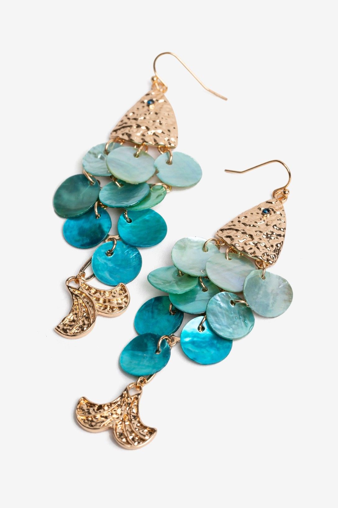 Pendientes largos Vilanova con piezas de nácar turquesa, detalles dorados y diseño inspirado en una cola de sirena.