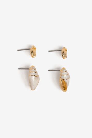 Pendientes Conchas Marinas de Vilanova con diseño de concha y caracola en acabado dorado y esmalte nacarado.