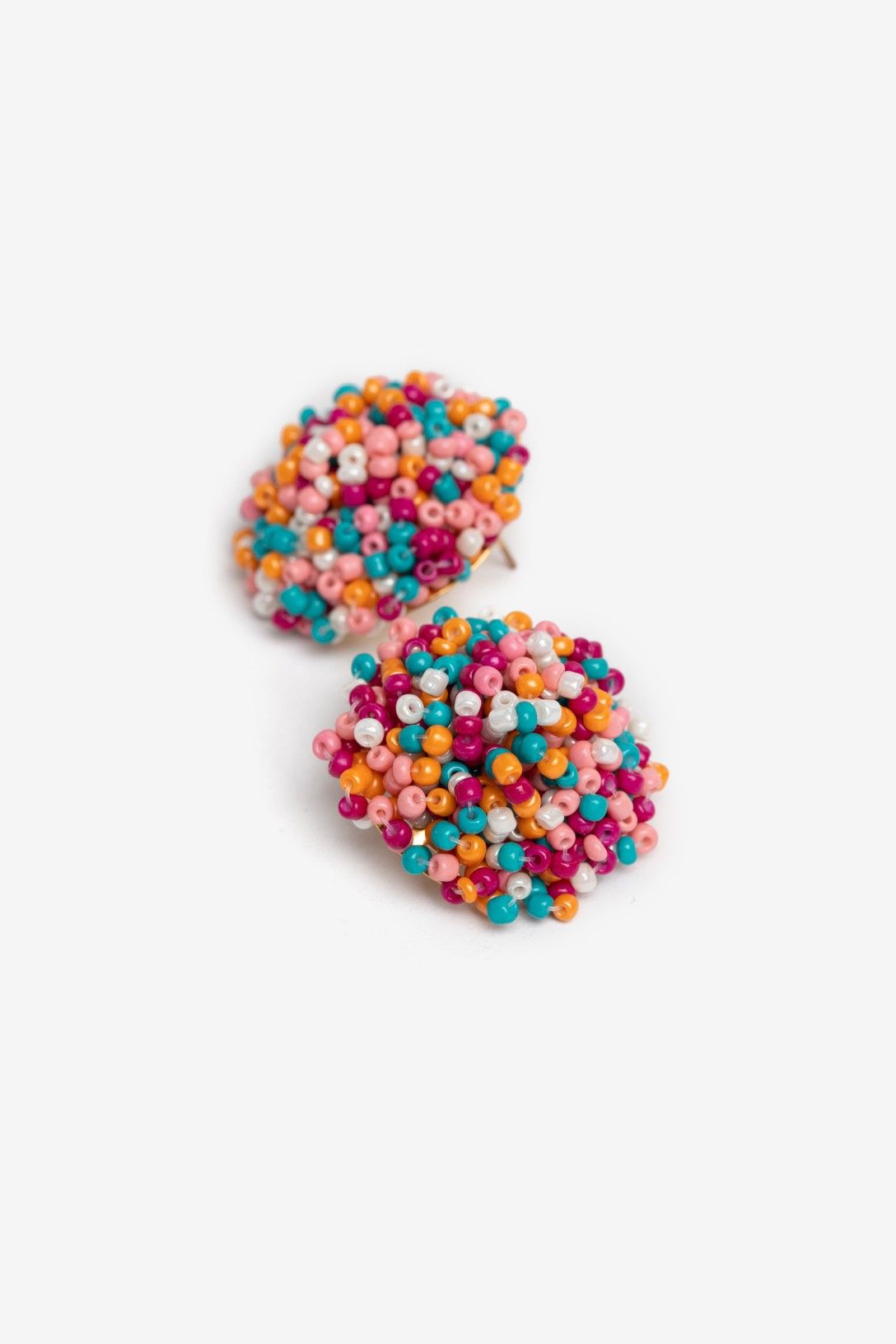 Pendientes esféricos multicolor de Vilanova elaborados con pequeñas cuentas de cristal en tonos vibrantes.