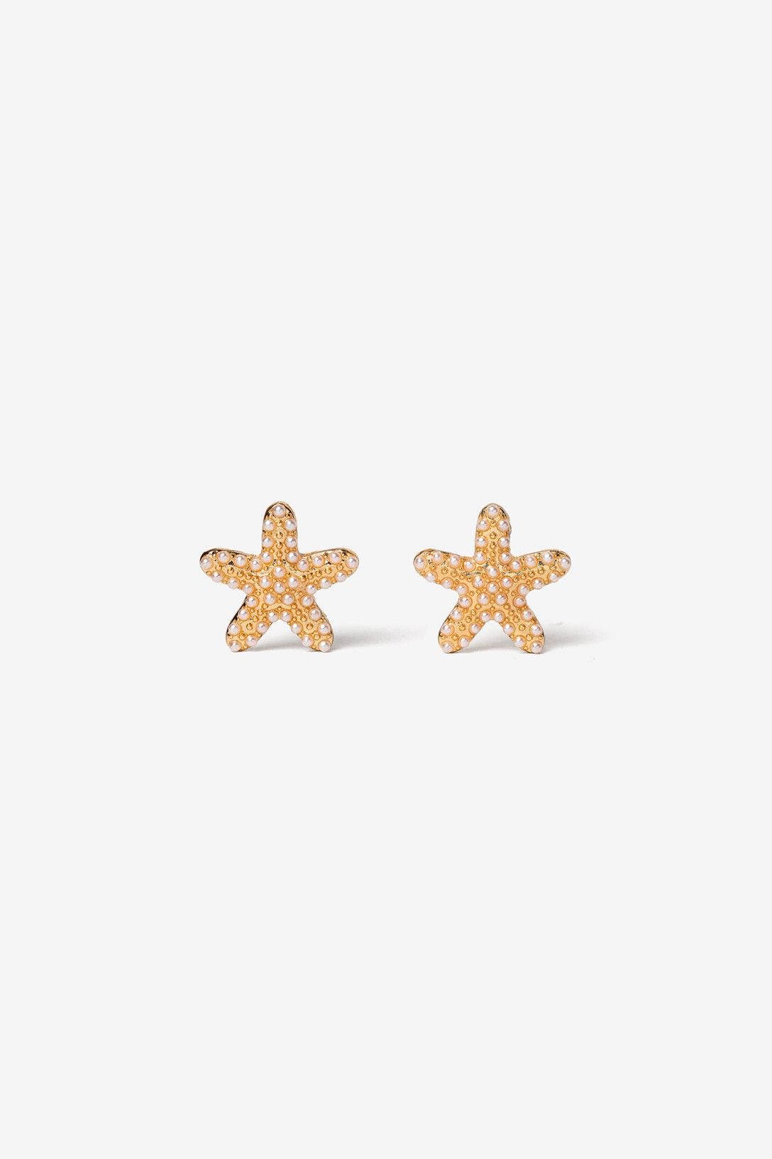 Pendientes estrella marina dorados con pequeñas perlas decorativas de la marca Vilanova.