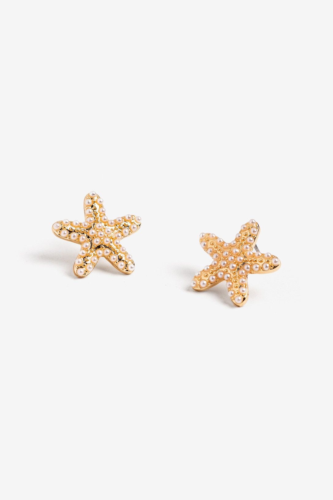 Pendientes estrella marina dorados con pequeñas perlas decorativas de la marca Vilanova.