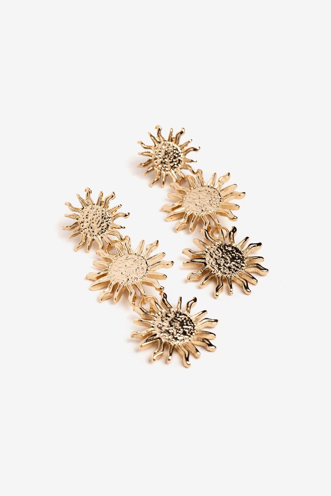 Pendientes largos dorados para mujer con diseño de tres soles colgantes de la marca Vilanova.