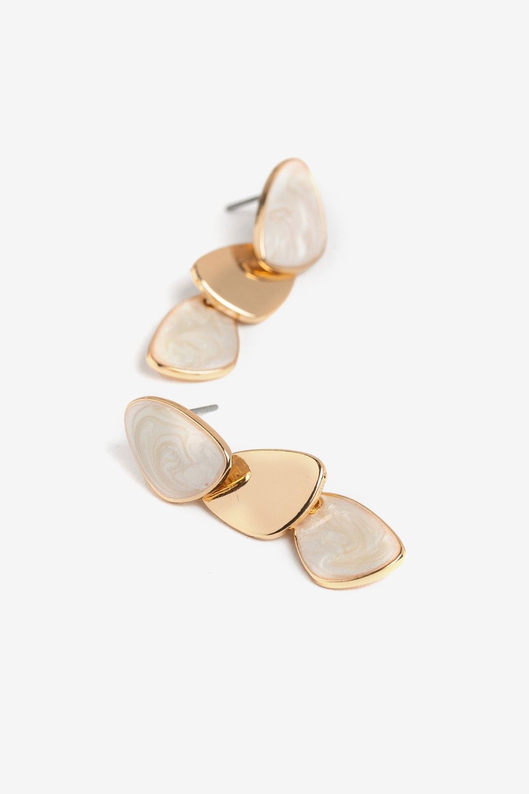 Pendientes largos nácar dorado Vilanova para mujer con piezas esmaltadas efecto nácar y detalles metálicos dorados.