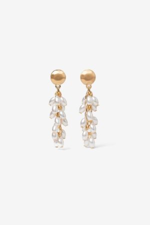 Pendientes Largos Perlas Doradas Vilanova con cascada de perlas blancas, acabado dorado satinado y diseño elegante para mujer.