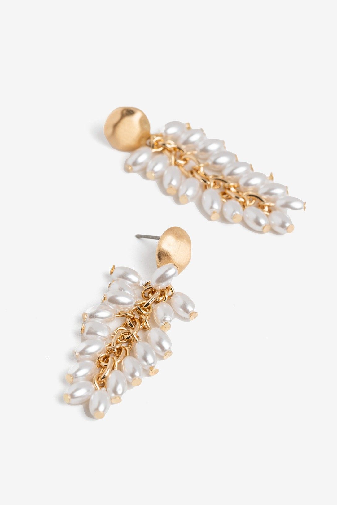 Pendientes Largos Perlas Doradas Vilanova con cascada de perlas blancas, acabado dorado satinado y diseño elegante para mujer.