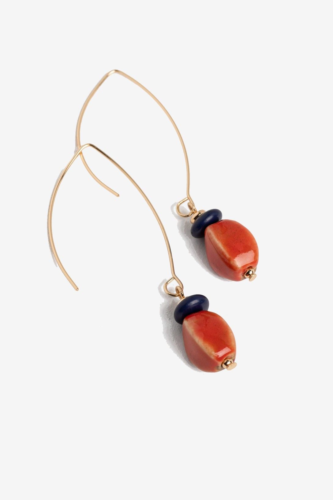 Pendientes largos Vilanova para mujer con diseño ligero, estructura metálica y cuentas decorativas de inspiración artesanal.