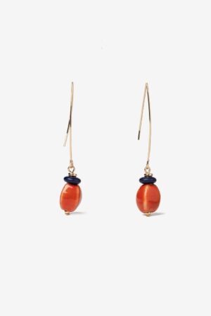 Pendientes largos Vilanova para mujer con diseño ligero, estructura metálica y cuentas decorativas de inspiración artesanal.