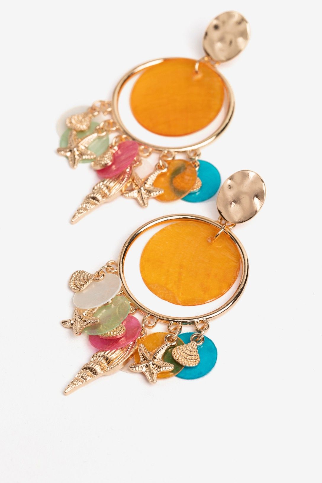 Pendientes marinos mujer de Vilanova con nácar multicolor, conchas y estrellas de mar doradas.
