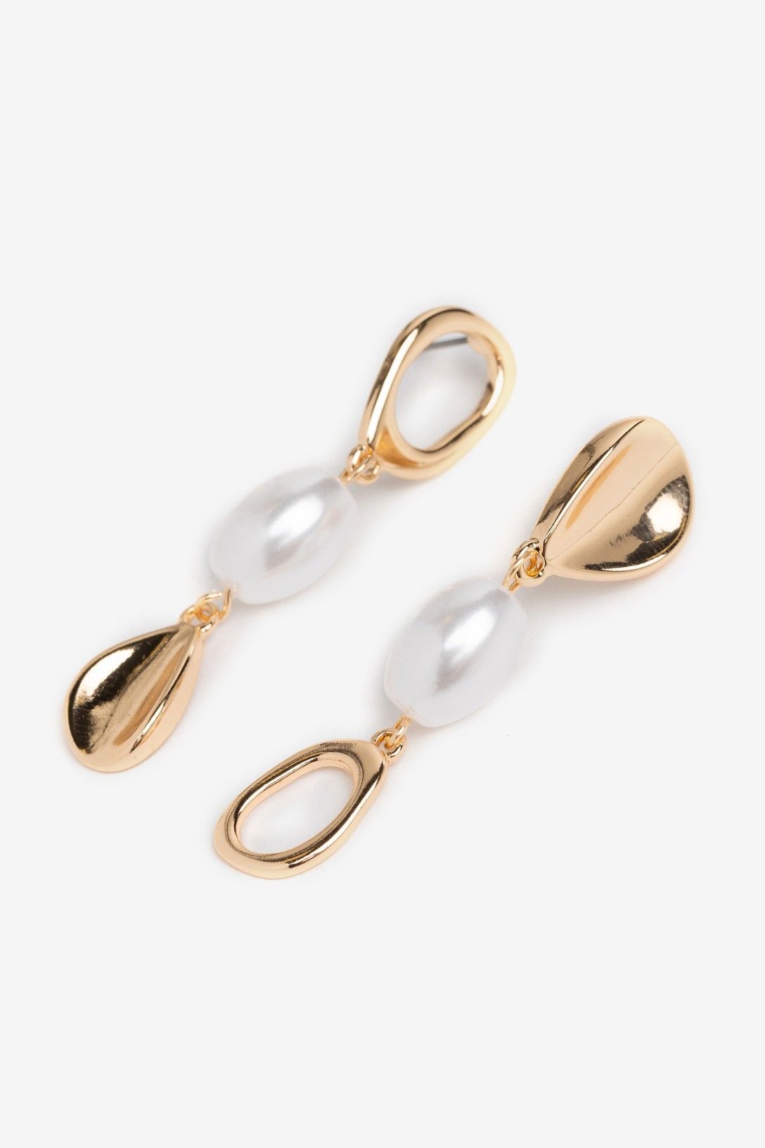 Pendientes perla dorada Vilanova para mujer con diseño asimétrico, detalles dorados y perla efecto nacarado.