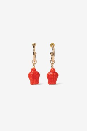 Pendientes de aro dorado Vilanova con colgante de tortuga coral inspirados en el universo marino.