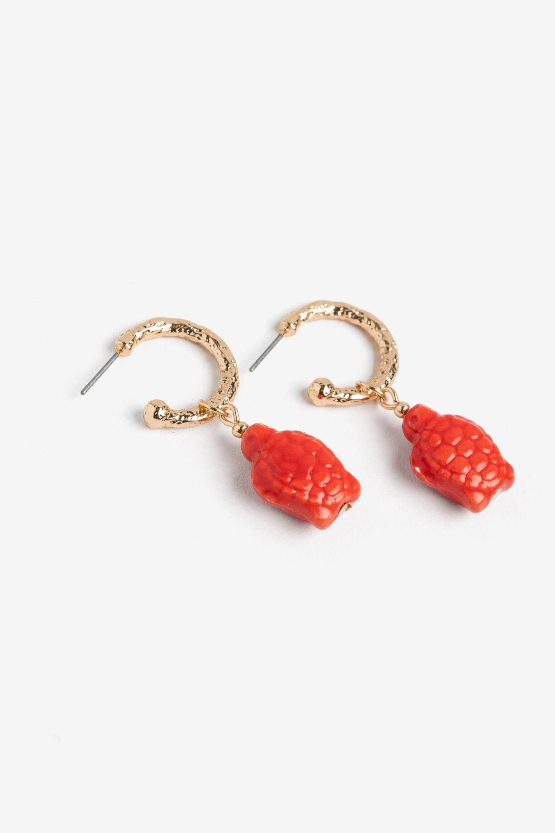 Pendientes de aro dorado Vilanova con colgante de tortuga coral inspirados en el universo marino.