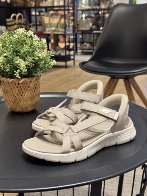 Sandalia Skechers GO WALK Flex Illuminate para mujer con tiras ajustables y tecnología Slip-ins®.