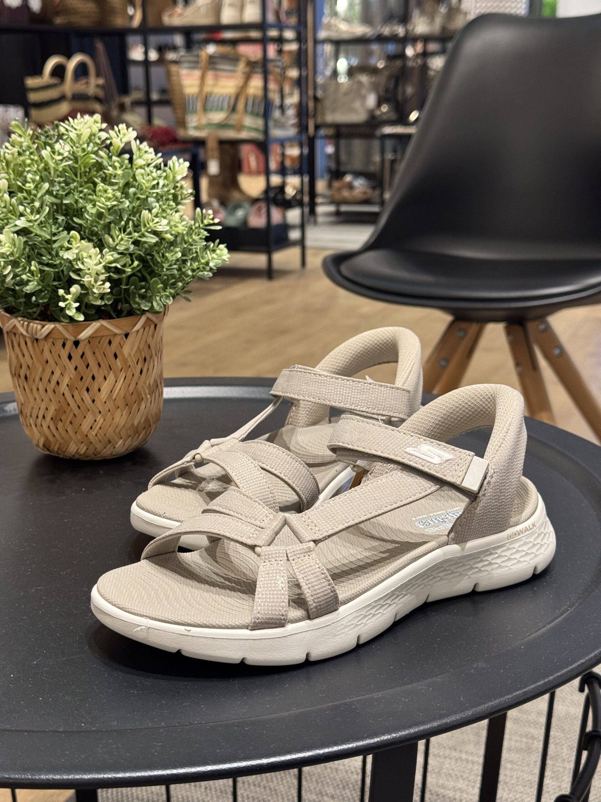 Sandalia Skechers GO WALK Flex Illuminate para mujer con tiras ajustables y tecnología Slip-ins®.