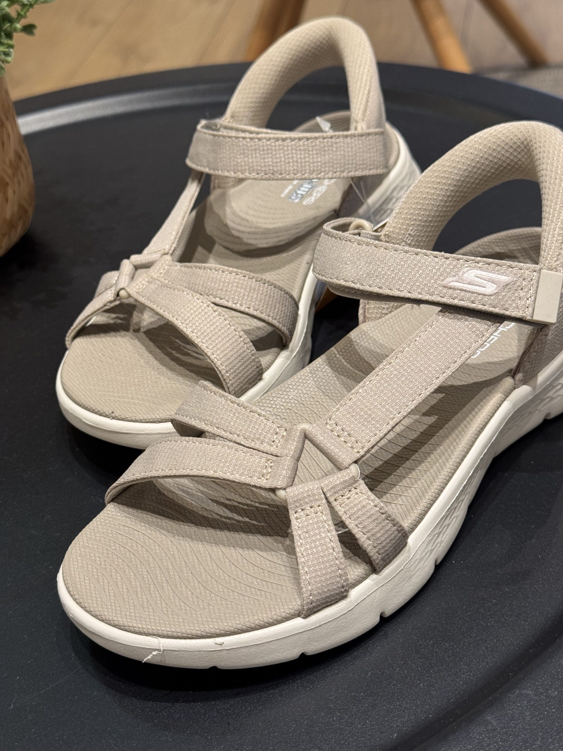Sandalia Skechers GO WALK Flex Illuminate para mujer con tiras ajustables y tecnología Slip-ins®.