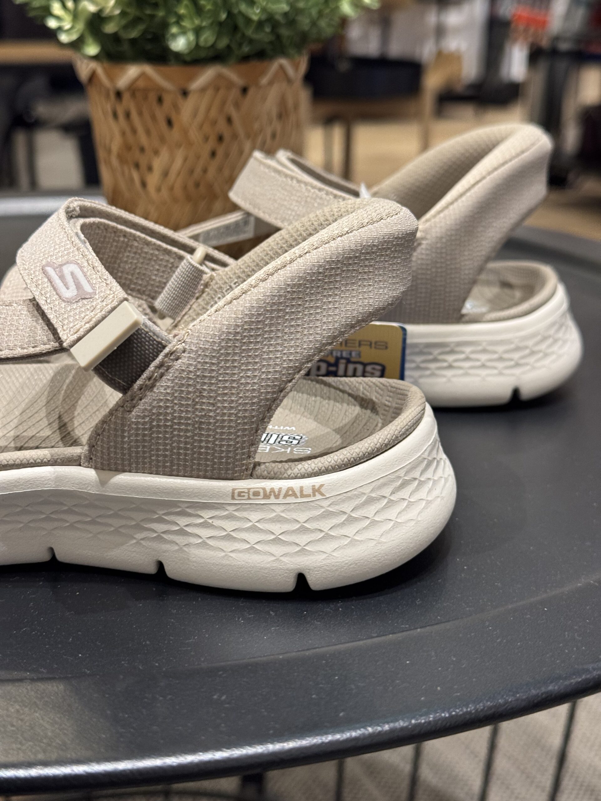 Sandalia Skechers GO WALK Flex Illuminate para mujer con tiras ajustables y tecnología Slip-ins®.