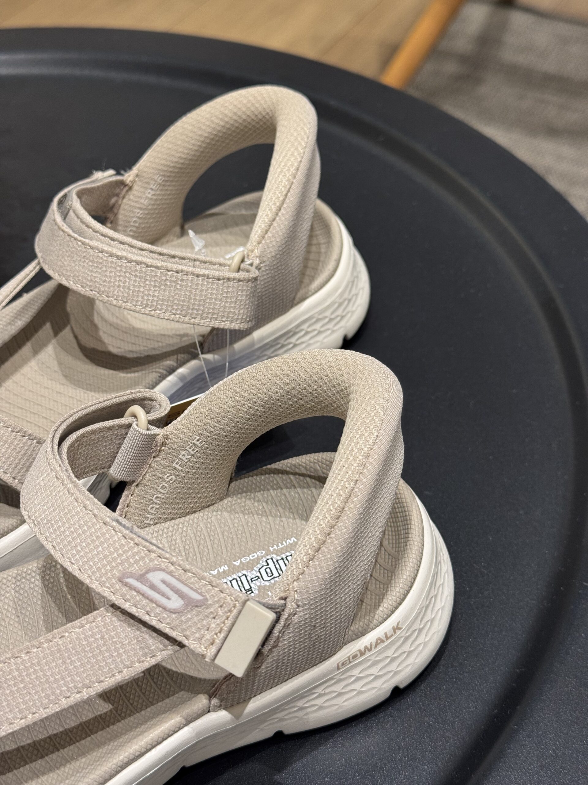 Sandalia Skechers GO WALK Flex Illuminate para mujer con tiras ajustables y tecnología Slip-ins®.