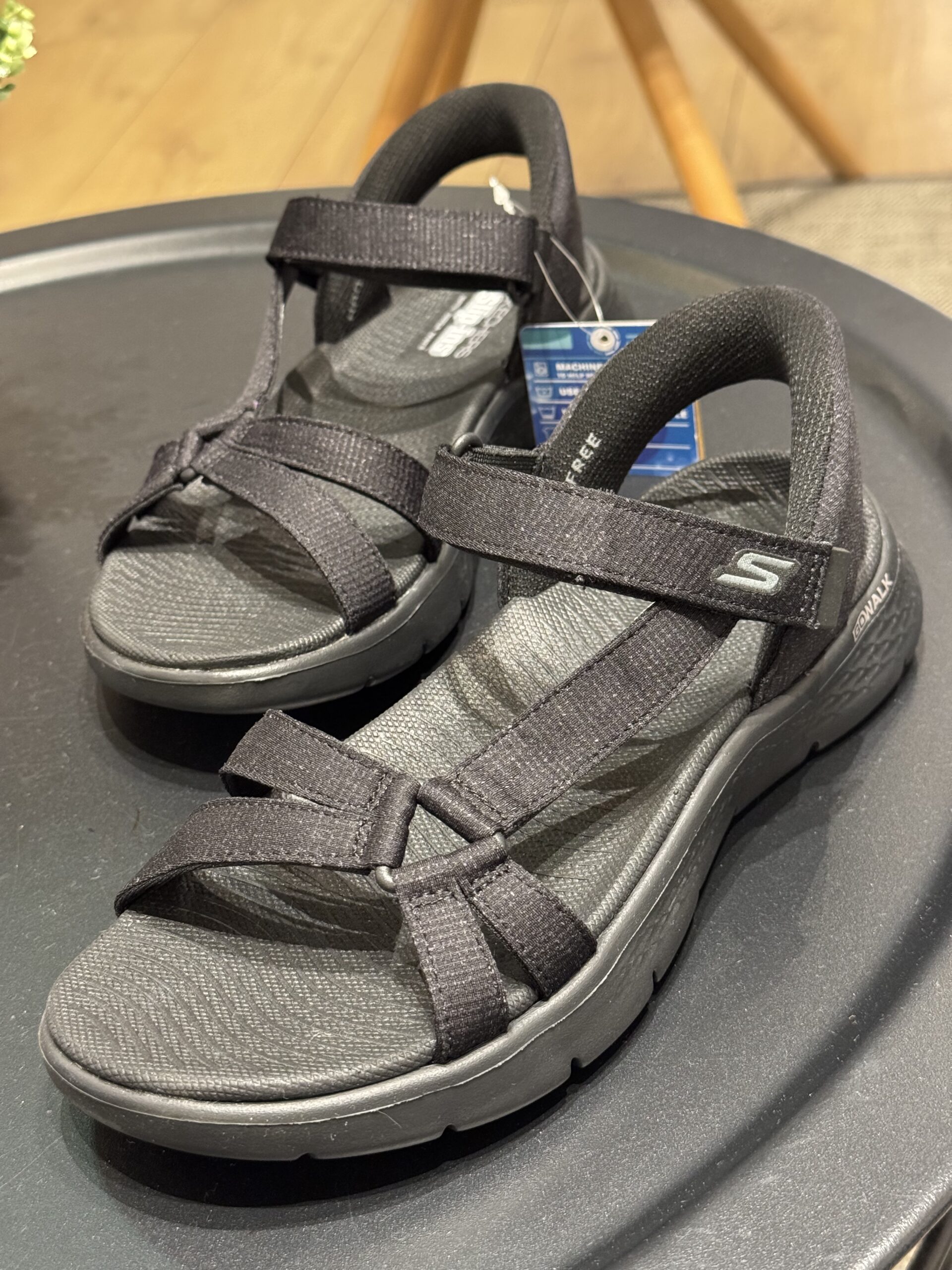 Sandalia Skechers GO WALK Flex Illuminate para mujer con tecnología Hands Free Slip-ins®.
