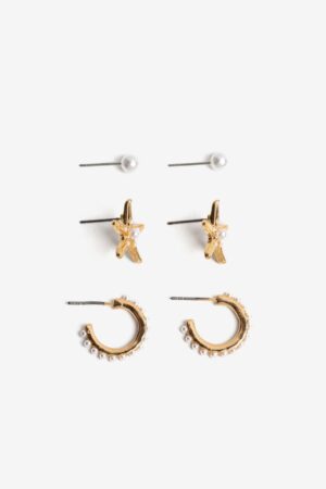 Set de tres pares de pendientes Vilanova con estrellas de mar, perlas y aros dorados de inspiración marina.
